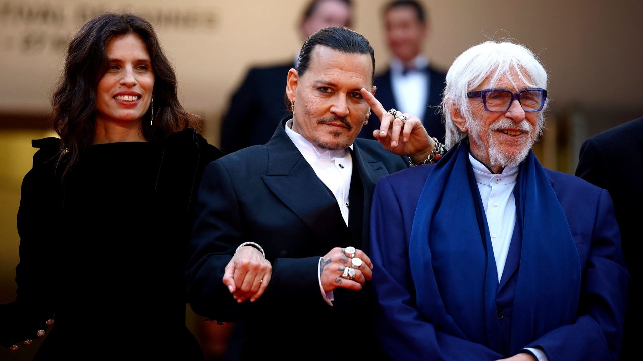 Johnny Depp Receives 7-Minute Standing Ovation at Cannes