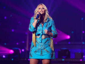 Miranda Lambert Stops Concert to Shame Fans Taking Selfies